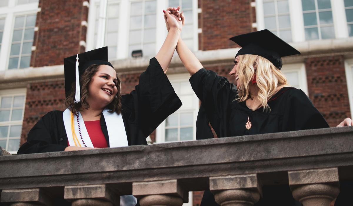 Zwei Frauen die bei einer Ausbildungsabschlussfeier high five abklatschen als Symbolbild fuer das Training: Nutanix Advanced Administration and Performance Management (AAPM, Level-3) v6.10 DE Online